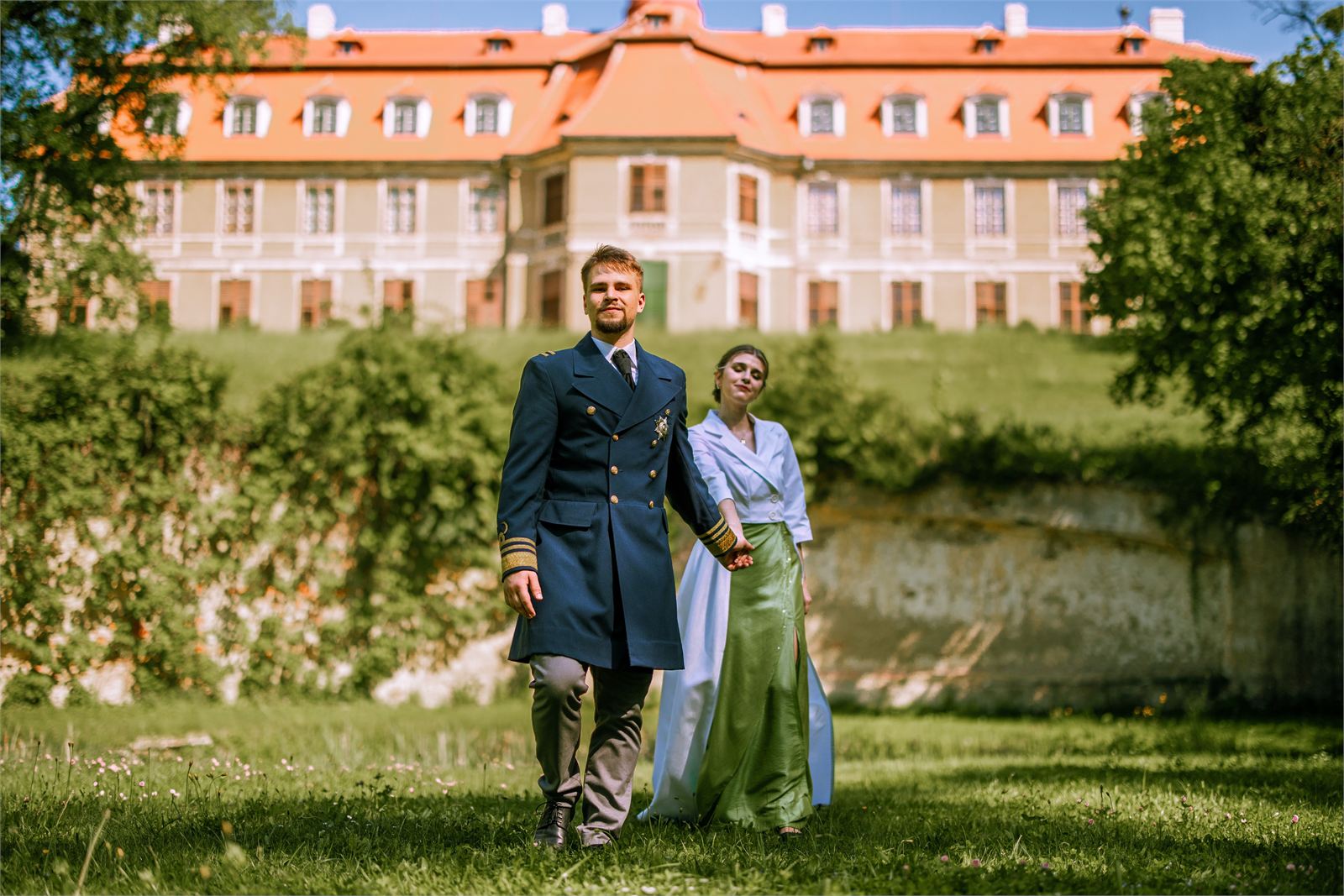 Herci v kostýmech před Státním zámkem Rájec nad Svitavou