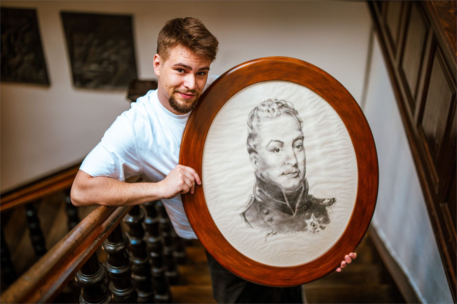 Herec s historickým portrétem krále Viléma IV.